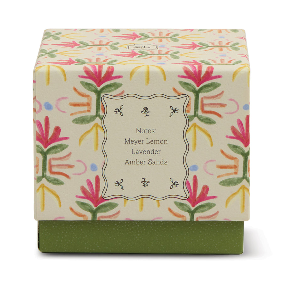 Bougie tulipe lila avec texture délicate et parfum gardenia