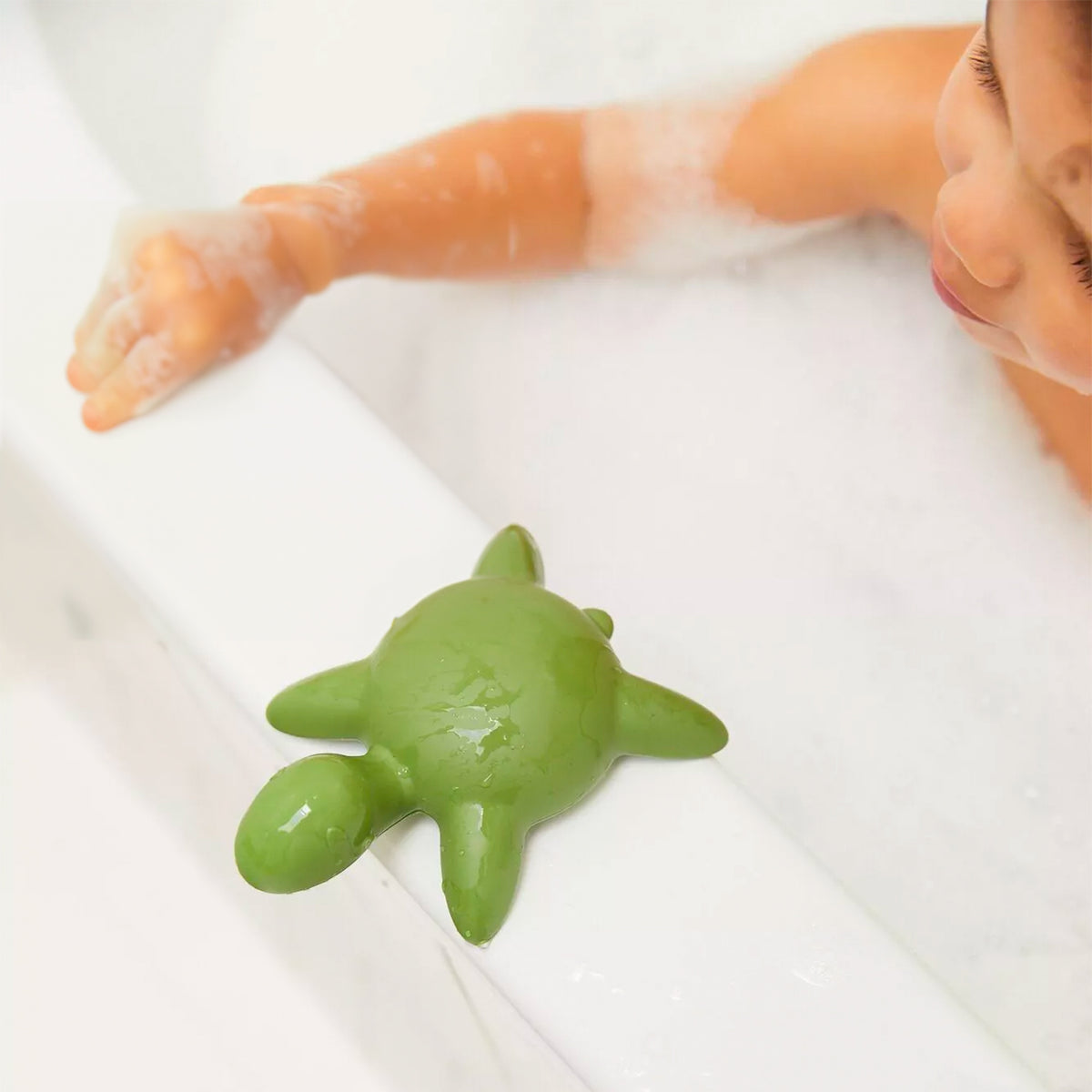 Tortue de bain en filets recyclés, vue de côté avec texture détaillée.