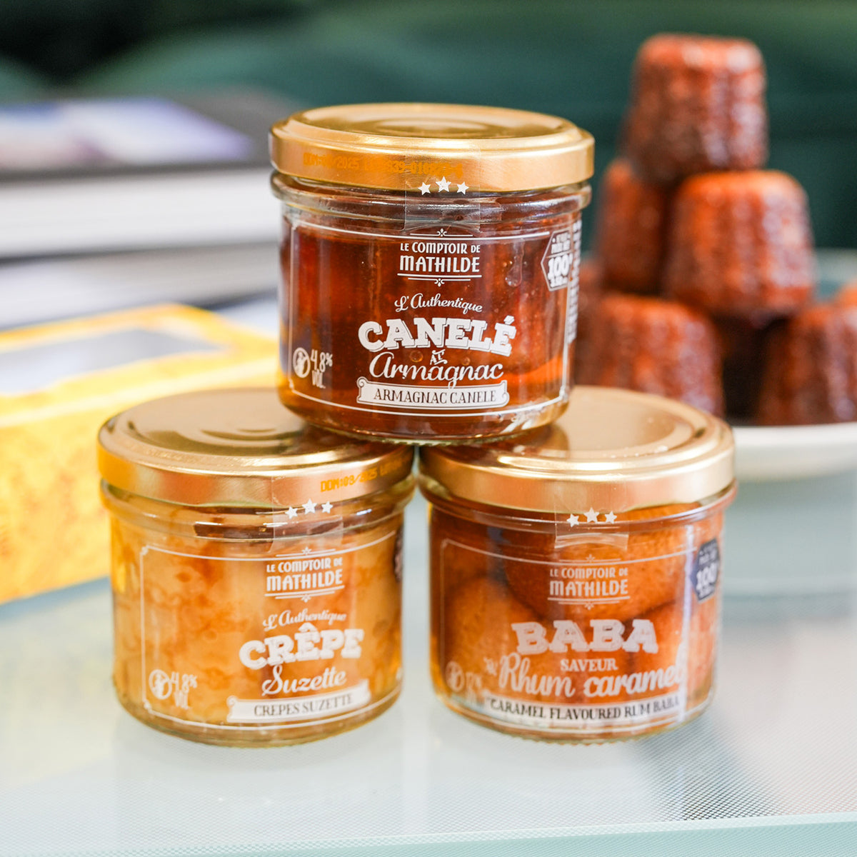 Coffret de desserts avec crêpes et canelé en gros plan
