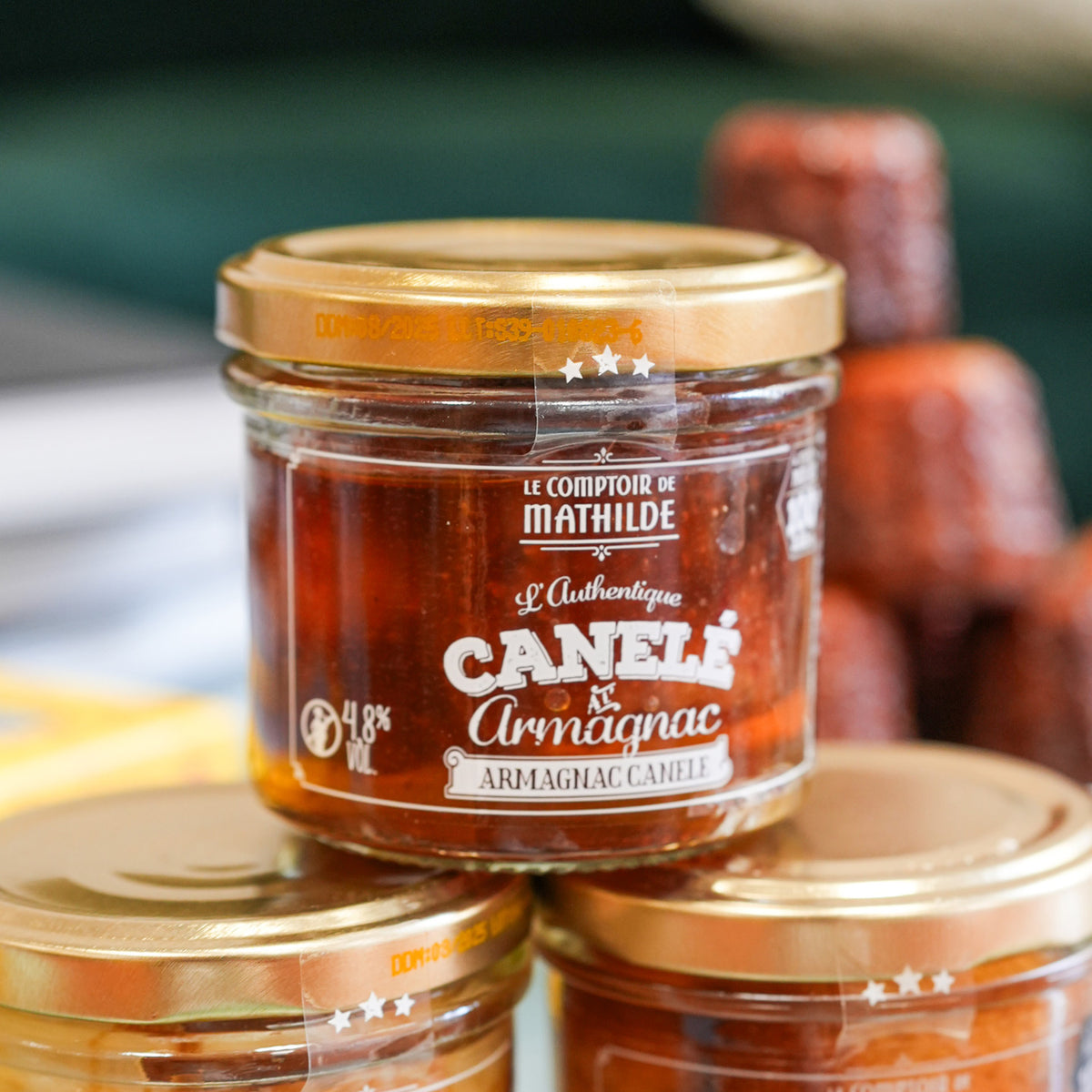 Coffret de desserts avec baba, canelé et crêpes en vue aérienne.