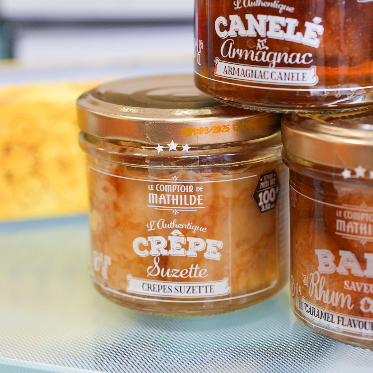 Coffret de desserts avec crêpes et canelé en vue de dessus.