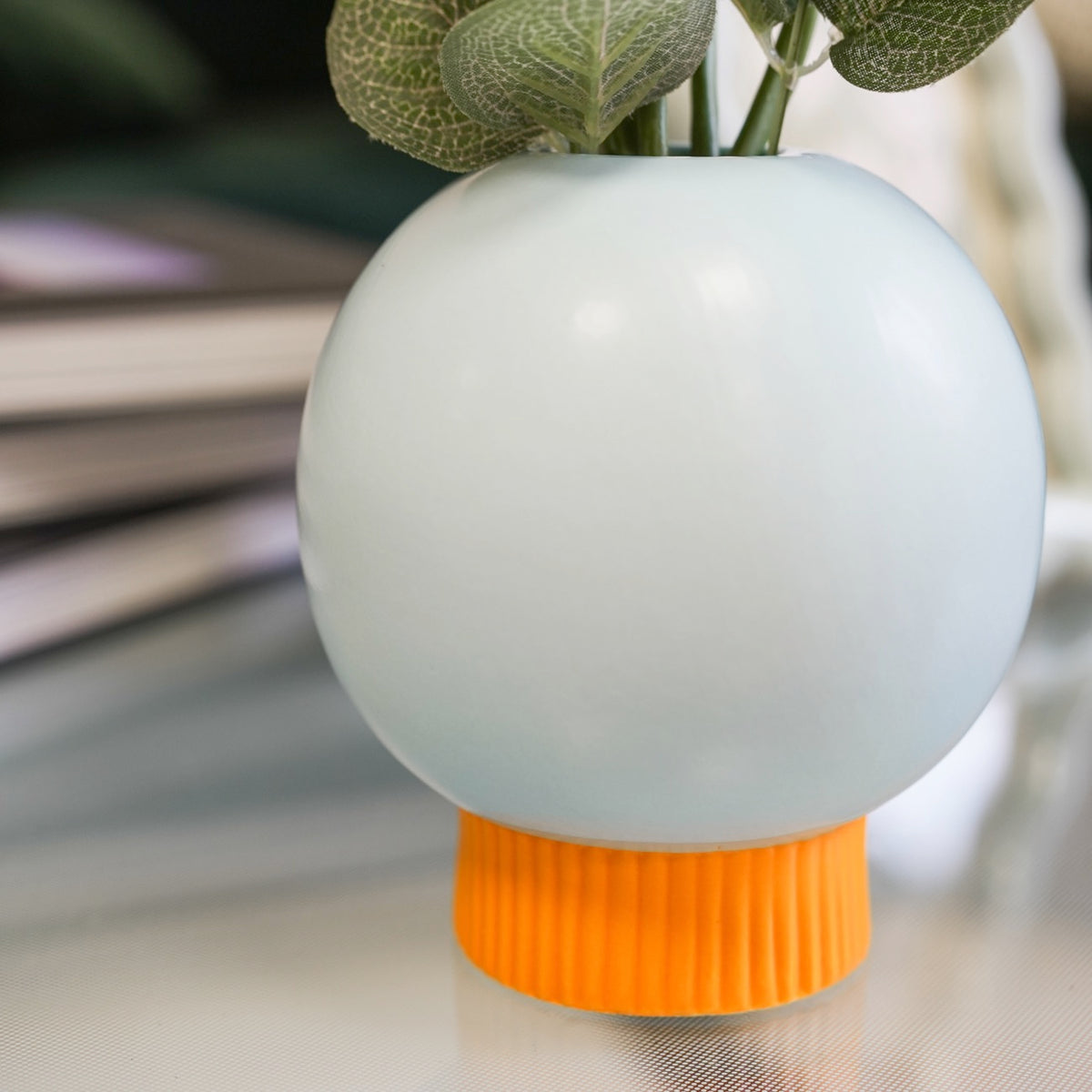 Vase céramique boule avec texture lisse et forme arrondie.