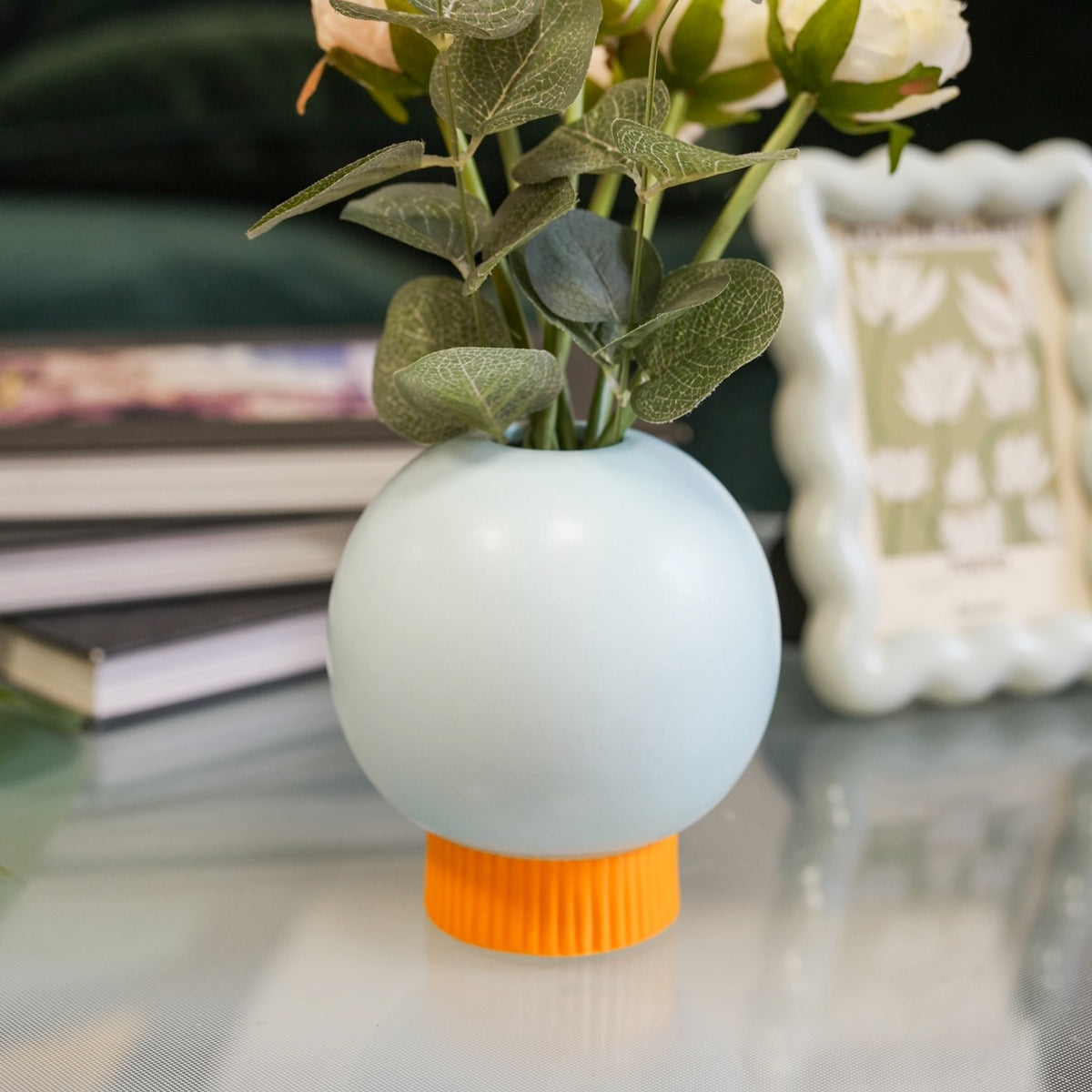 Vase céramique boule avec texture lisse et forme arrondie.