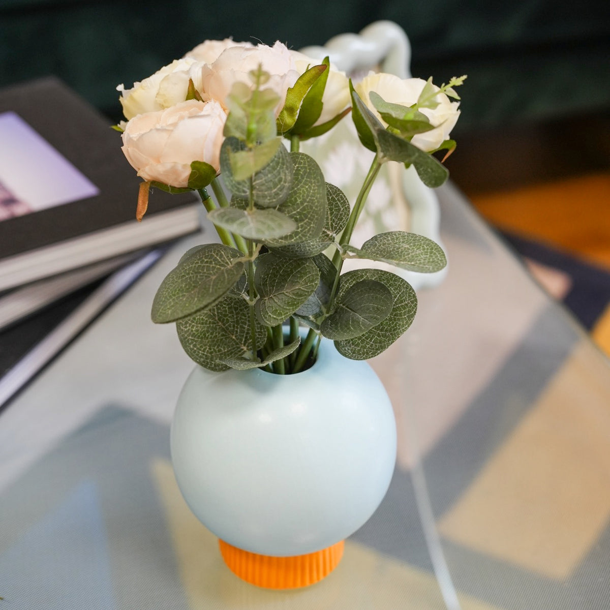Vase céramique boule avec texture lisse et forme arrondie.