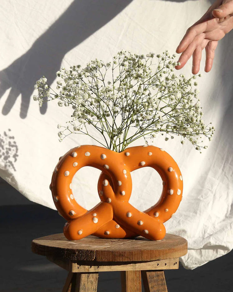 Vase en forme de bretzel avec détails de texture réalistes.