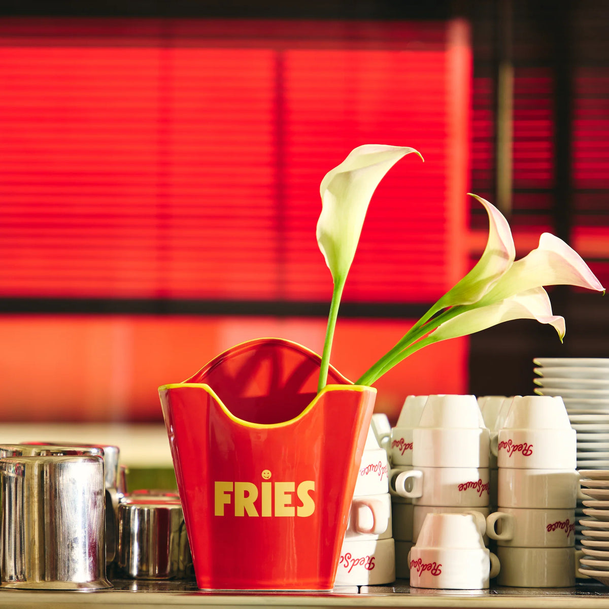 Vase en forme de frites avec texture réaliste et détails colorés