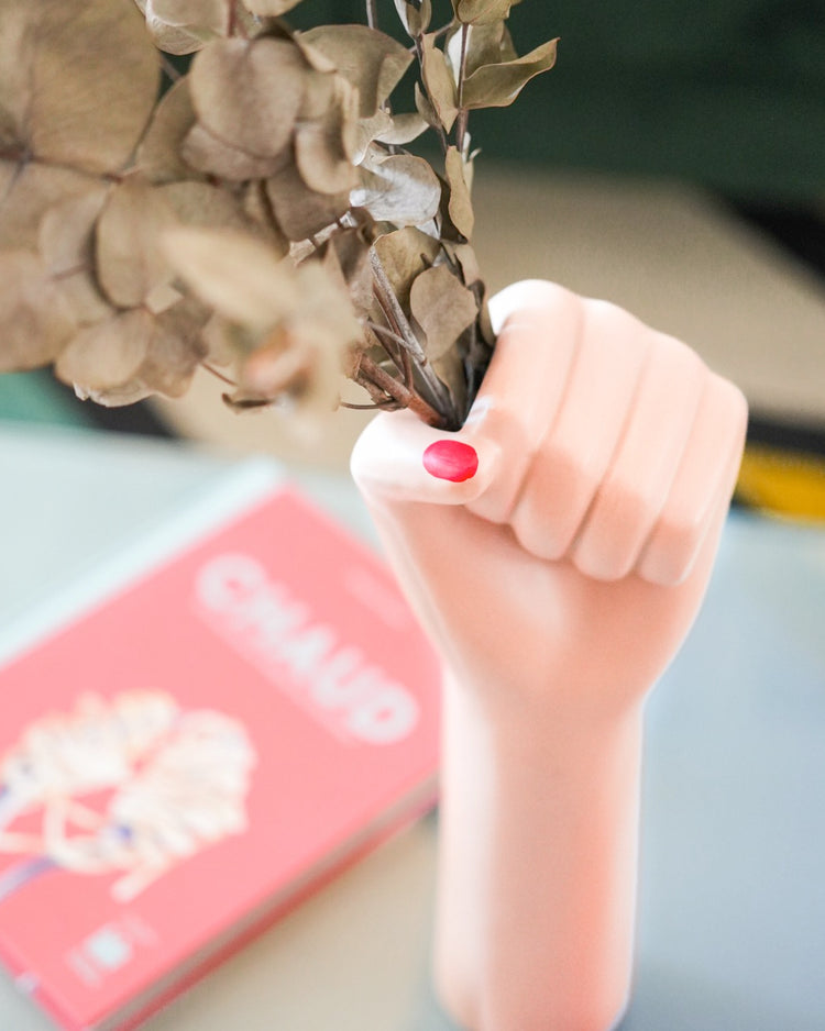 Vase en céramique avec poing levé, style girl power.
