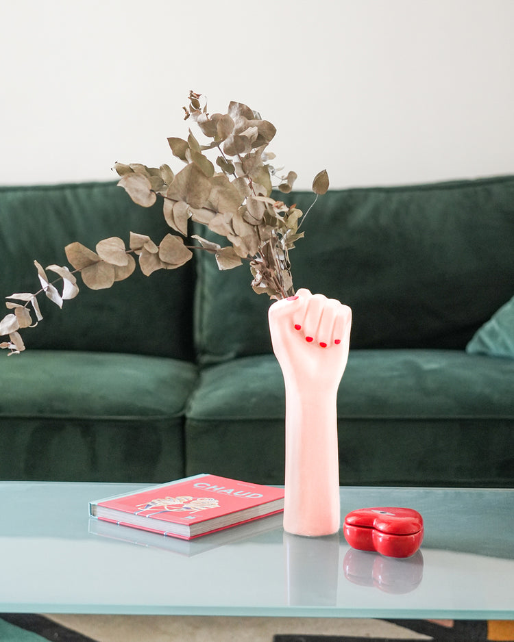 Vase en céramique avec poing levé, style girl power.