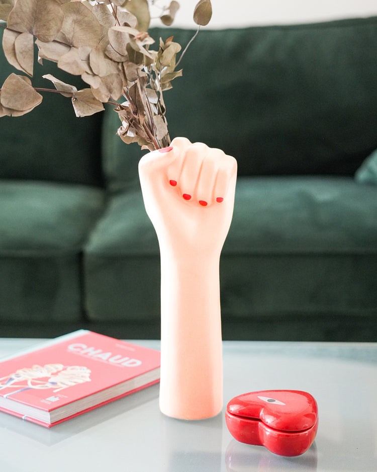 Vase en céramique avec poing levé, style girl power.
