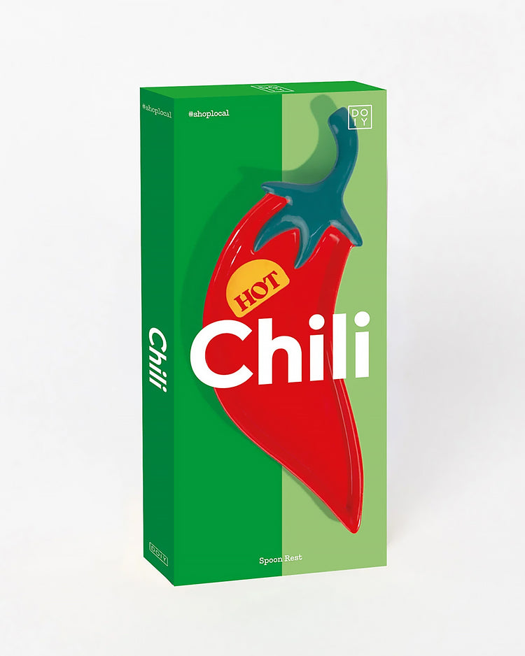 Repose cuillère en forme de piment sur fond blanc