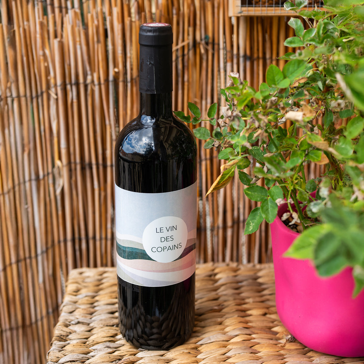 Bouteille de vin avec étiquette personnalisée en gros plan