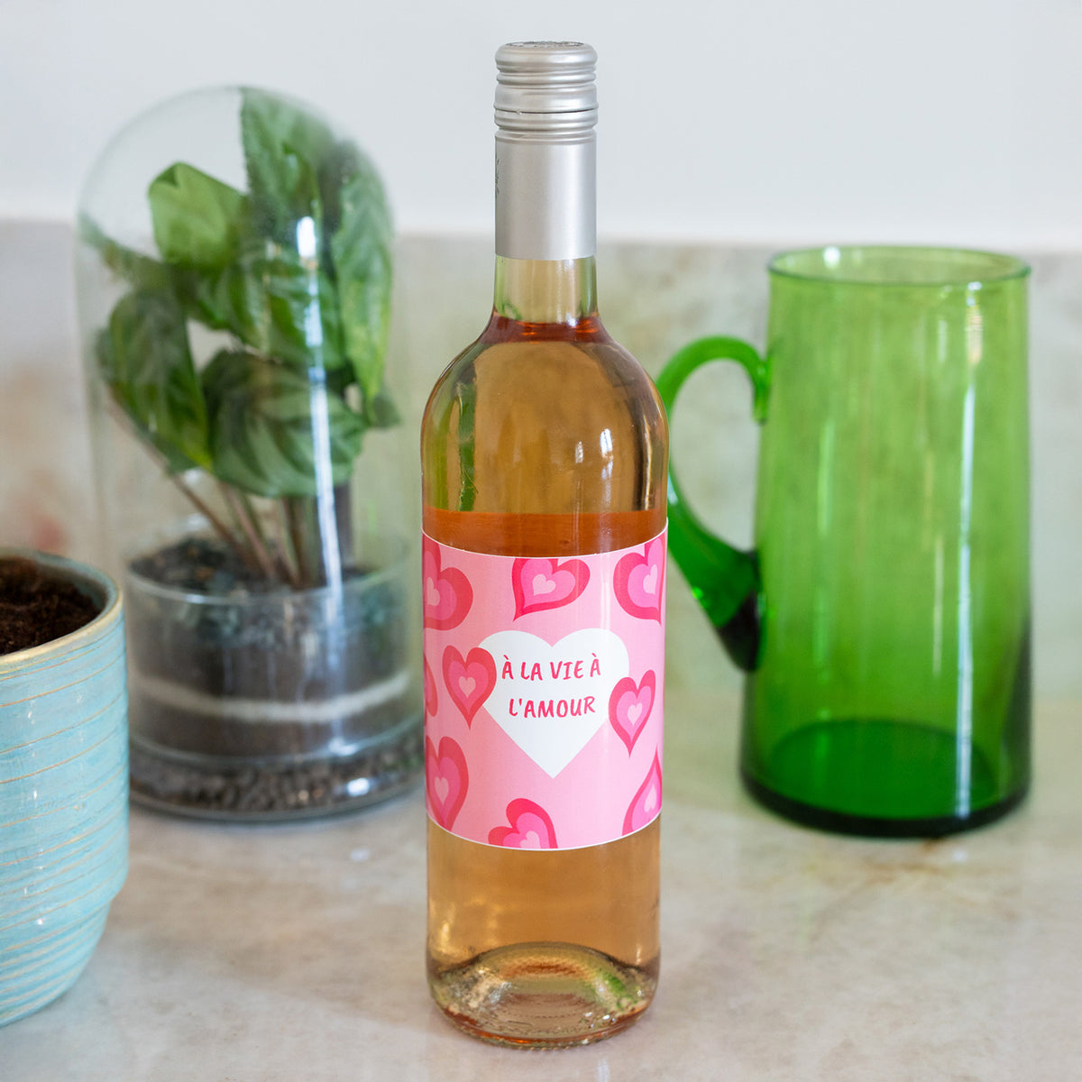 Bouteille de vin avec étiquette personnalisée en gros plan