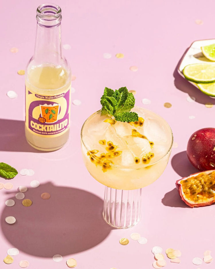 Virgin Mojito Passion dans un verre avec glaçons et menthe fraîche