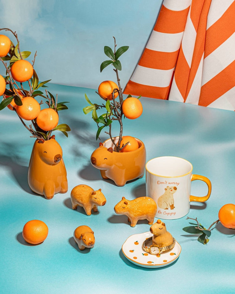 Mug avec capybara espiègle sur fond lumineux