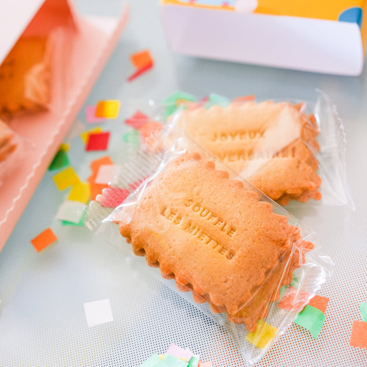 Biscuits à message pour anniversaire sur fond blanc