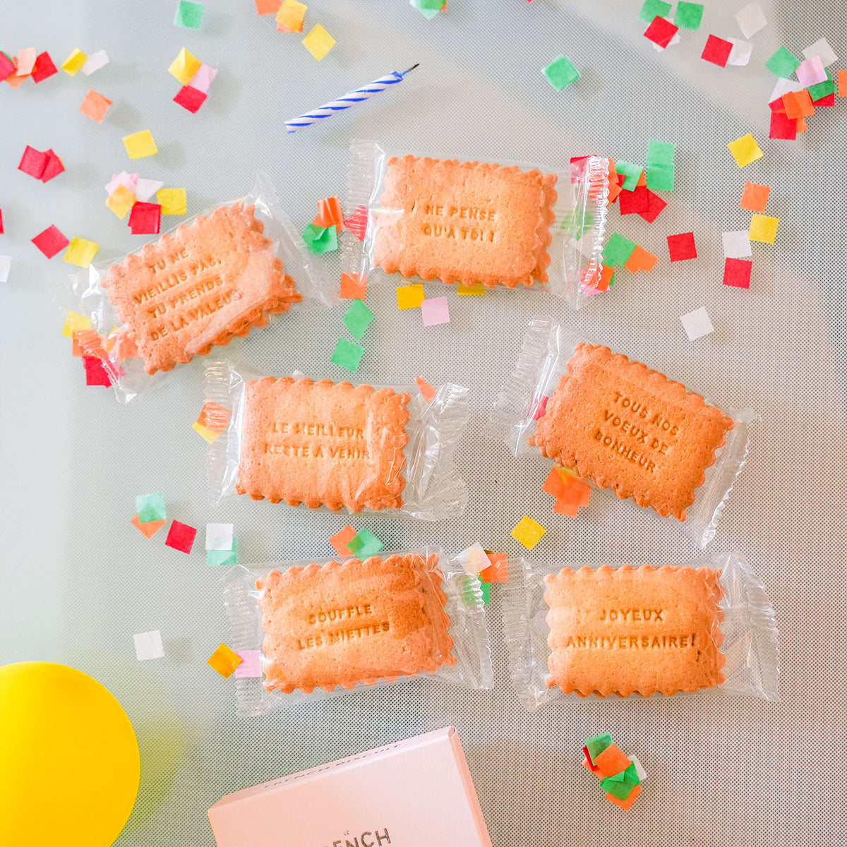 Biscuits à message pour anniversaire sur fond blanc