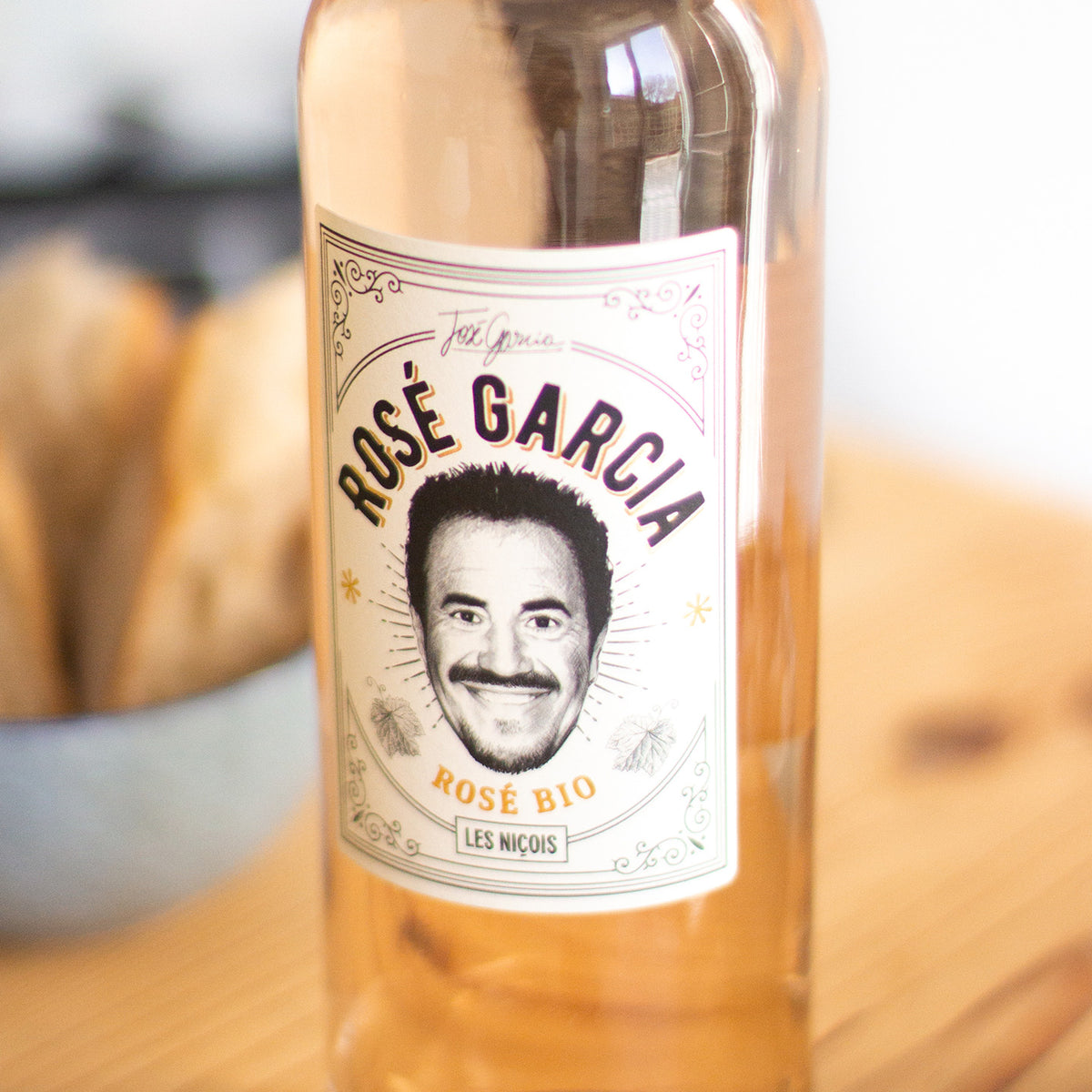 Bouteille de rosé Garcia avec étiquette élégante en gros plan.