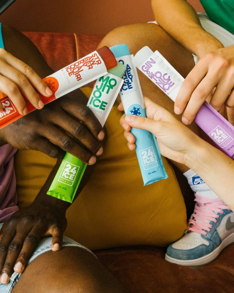 Glaces à l’alcool dans des pots colorés sur fond blanc