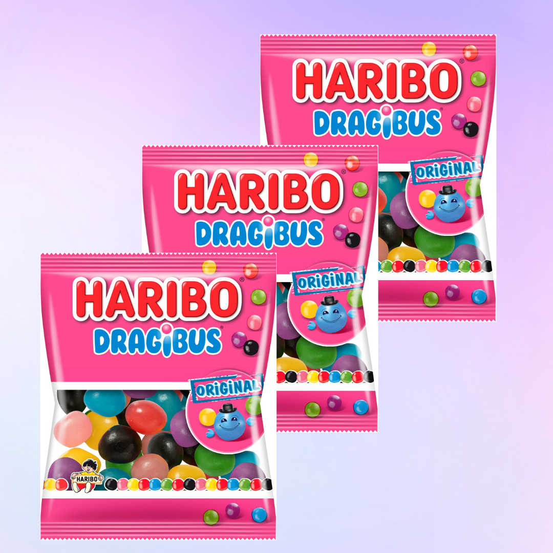 3 mini paquets de Dragibus Haribo colorés sur fond blanc