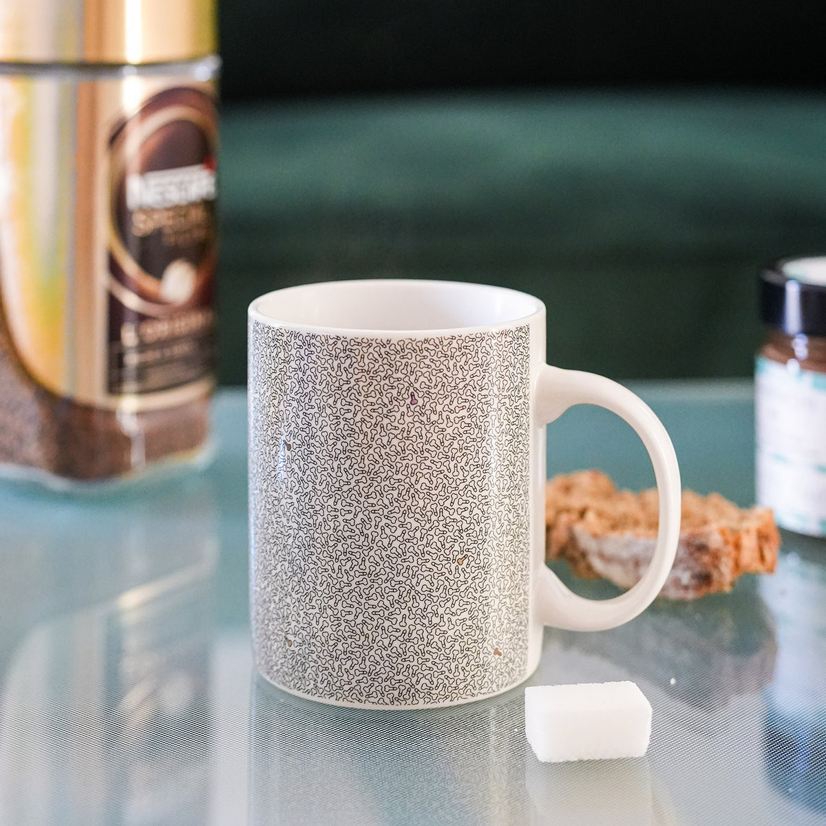Mug humoristique avec motif de petits pénis sur fond blanc.