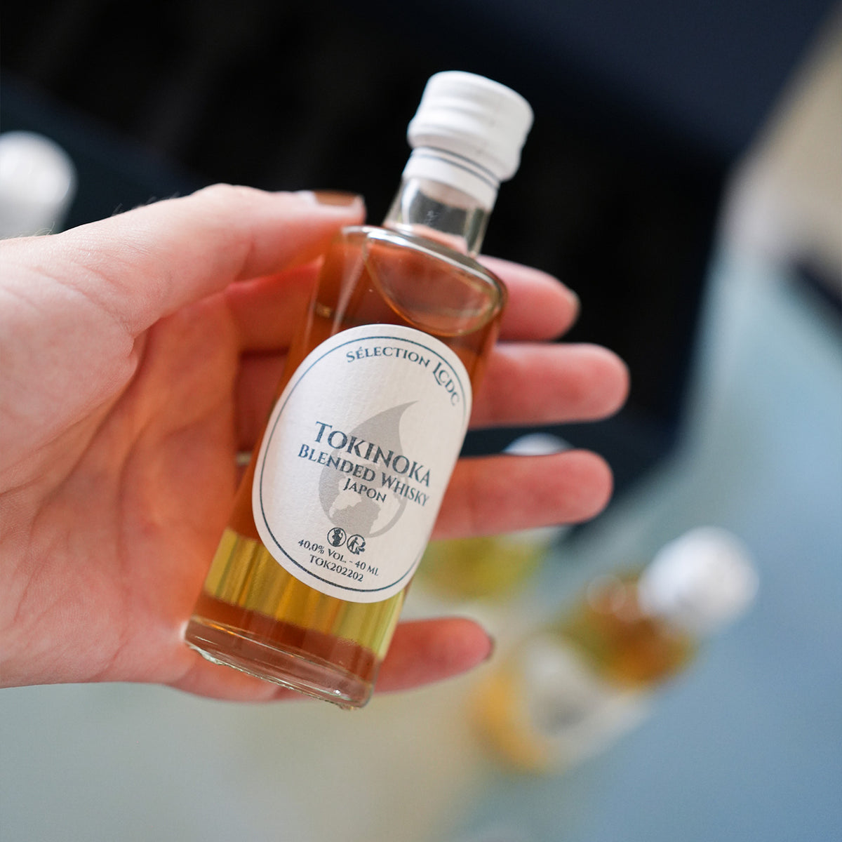 Coffret découverte des Whiskys Japonais avec plusieurs bouteilles sur fond blanc.