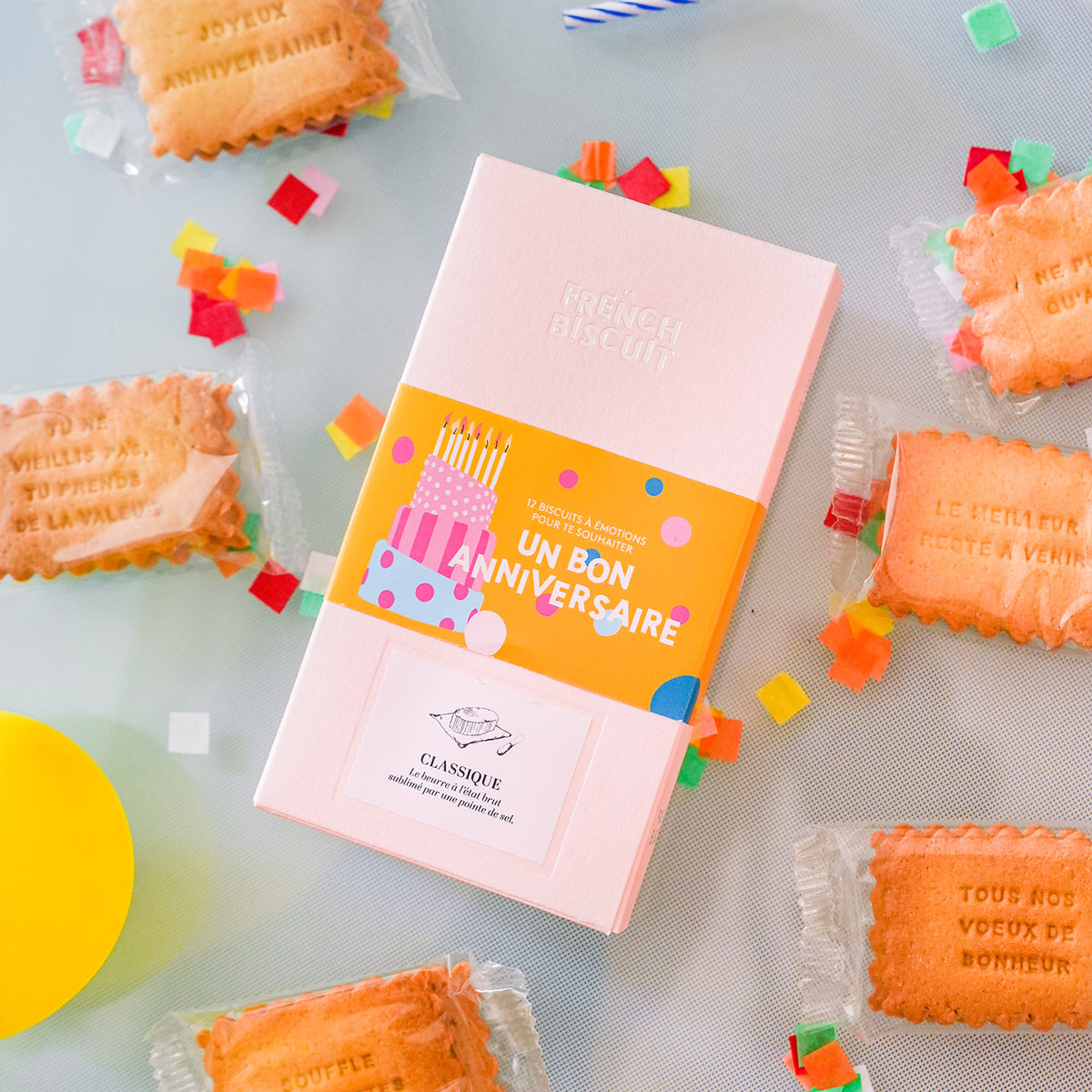 Biscuits à message pour anniversaire sur fond blanc