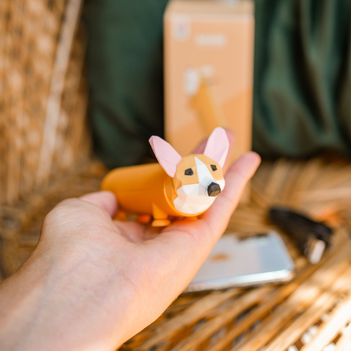 Batterie externe en forme de Corgi avec pattes ventouses