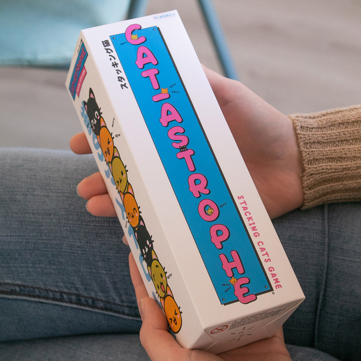 Jeu d'équilibre avec des chats colorés empilés en hauteur.
