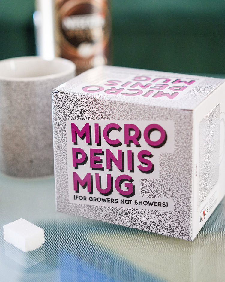 Mug humoristique avec motif de petits pénis sur fond blanc.