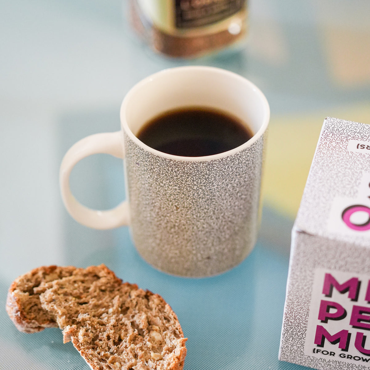 Mug humoristique avec motif de petits pénis sur fond blanc.