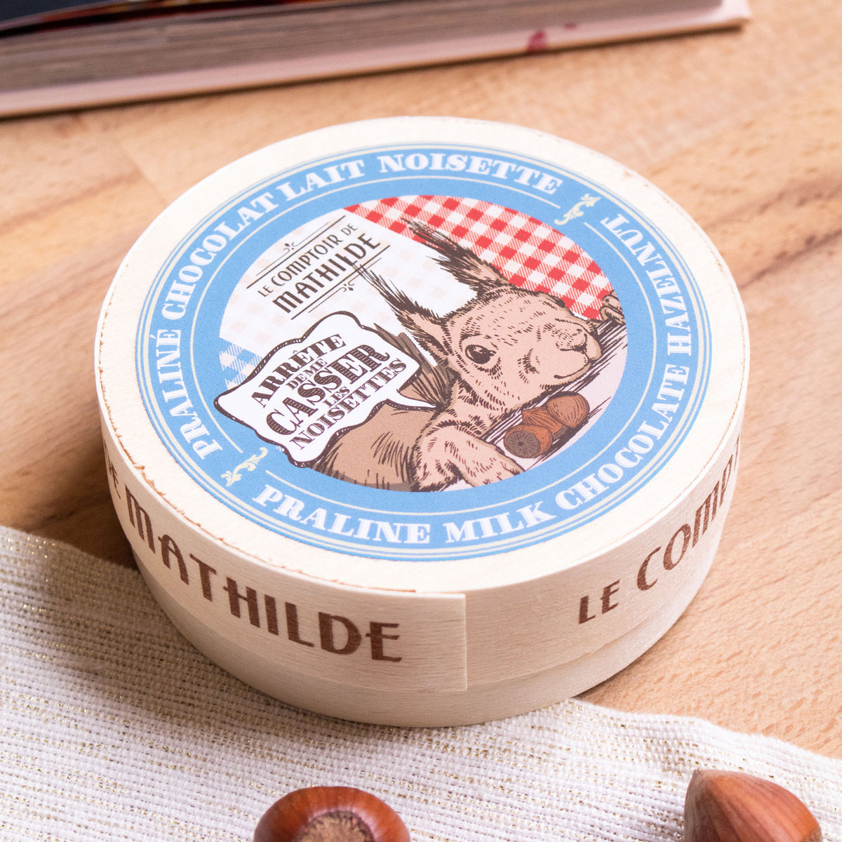 Camembert en chocolat au lait praliné, trompe l'œil.