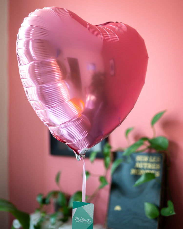 Ballon en forme de cœur rose perle, texture brillante et lisse.