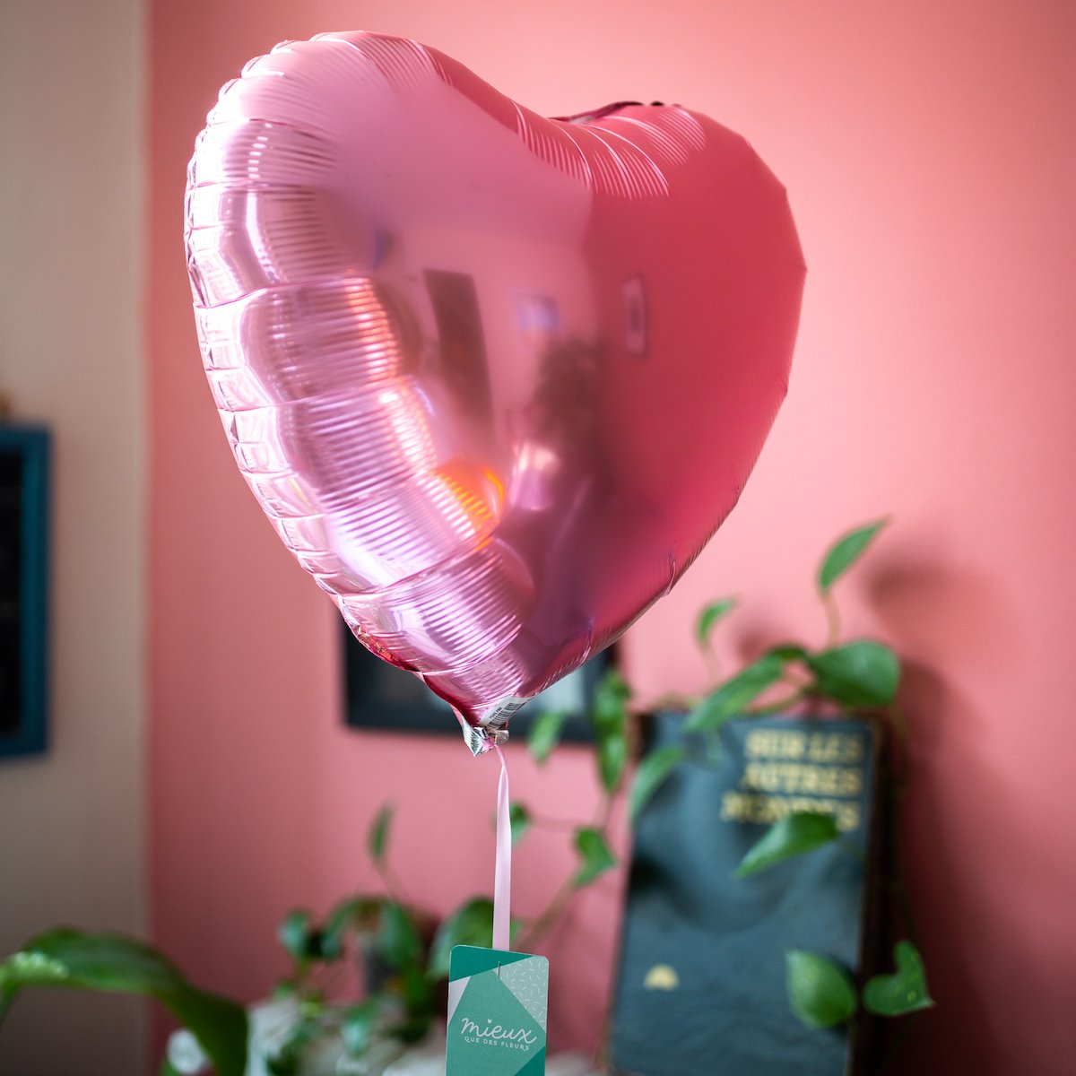 Ballon en forme de cœur rose perle, texture brillante et lisse.