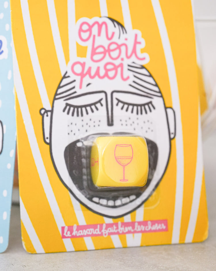 Dé à dés avec inscriptions colorées pour choisir une boisson.