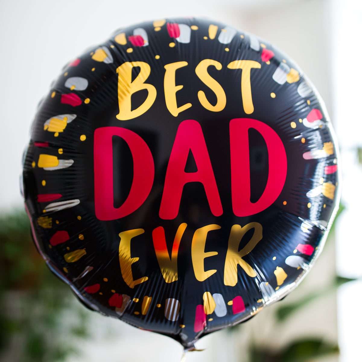 Ballon Best Dad en forme de coeur rouge avec inscription blanche sur fond blanc.