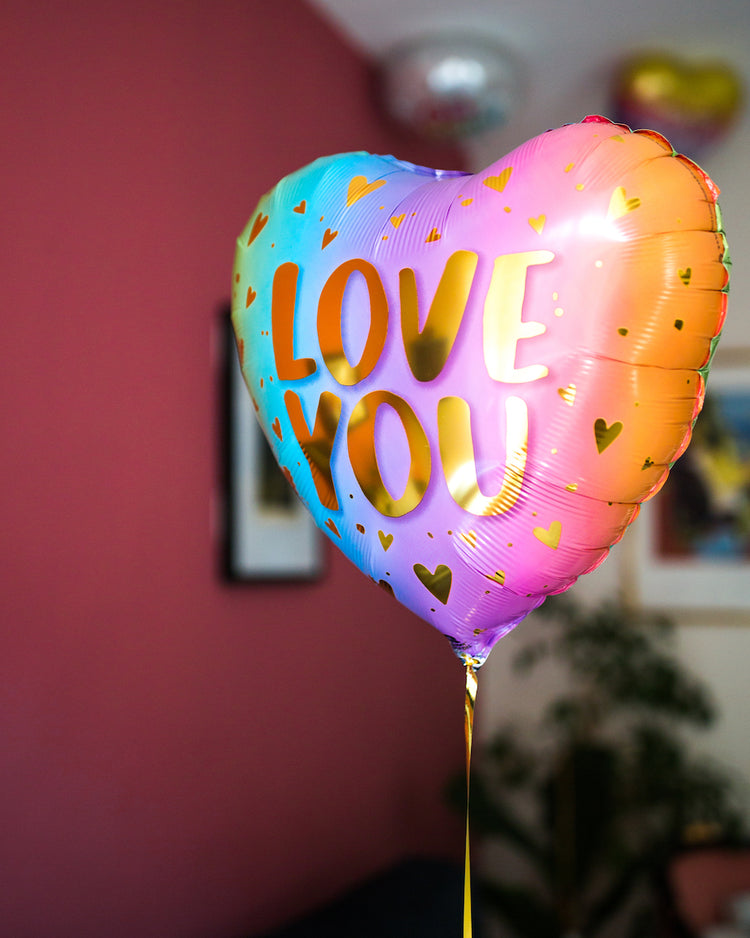 Ballon Love You Pastel en forme de coeur rose pastel sur fond blanc.