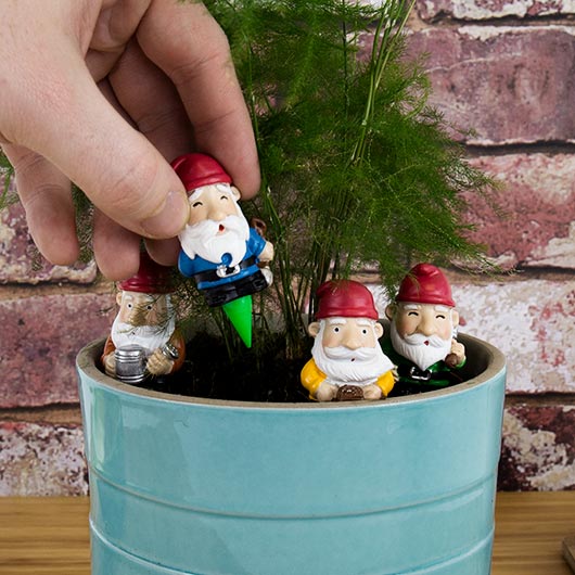 Nain de pot de plante en résine pour décoration intérieure.