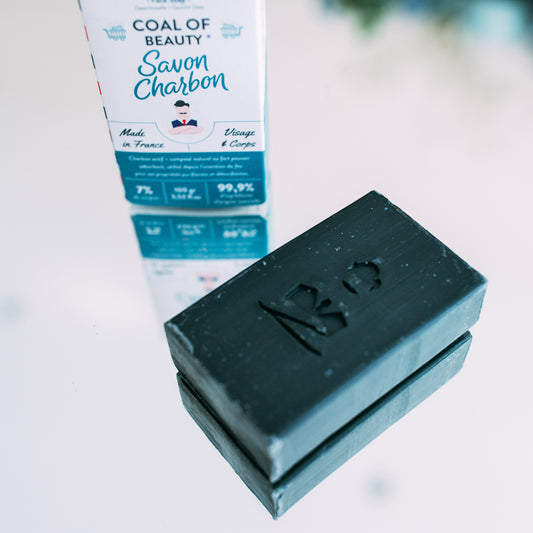 Savon au charbon de Monsieur Barbier, texture noire marbrée.
