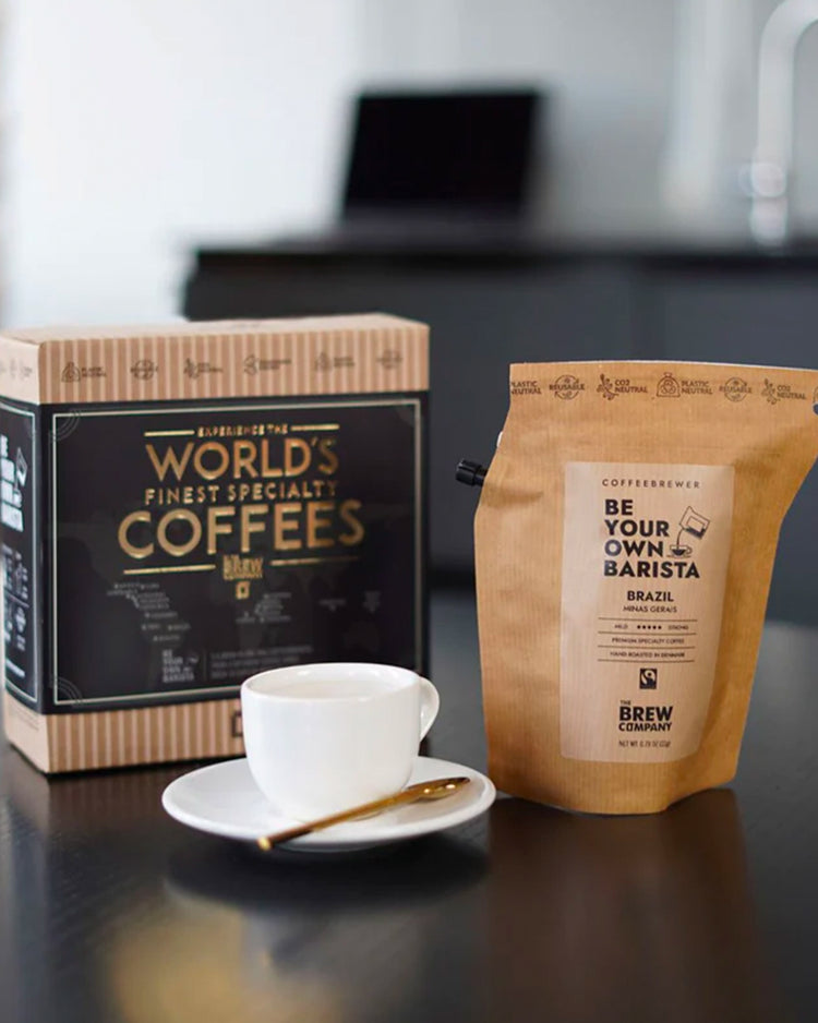 Coffret de cafés du monde avec étiquettes colorées des pays