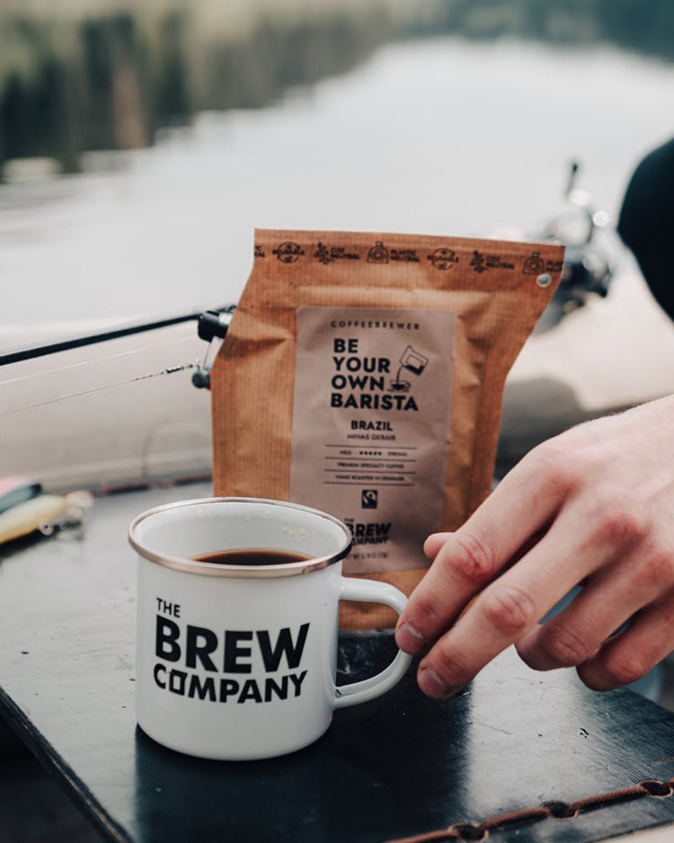 Coffret de cafés du monde avec étiquettes colorées des pays
