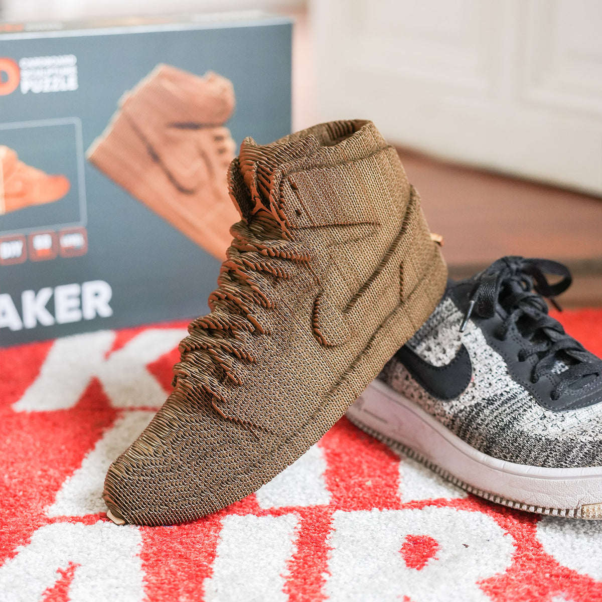 Sculpture en carton de sneakers vue de côté, détails des lacets.