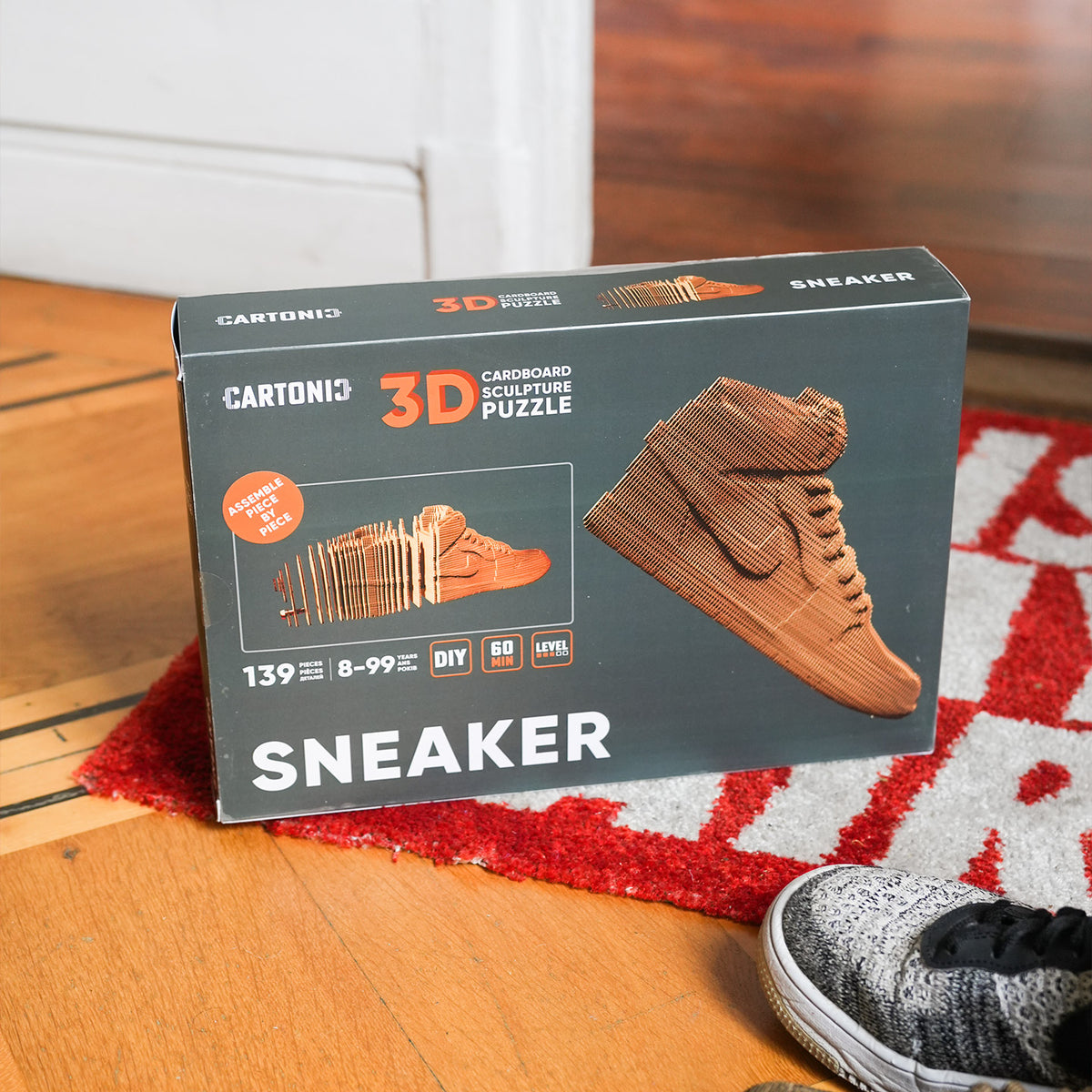 Sculpture en carton de sneakers vue de côté, détails précis.