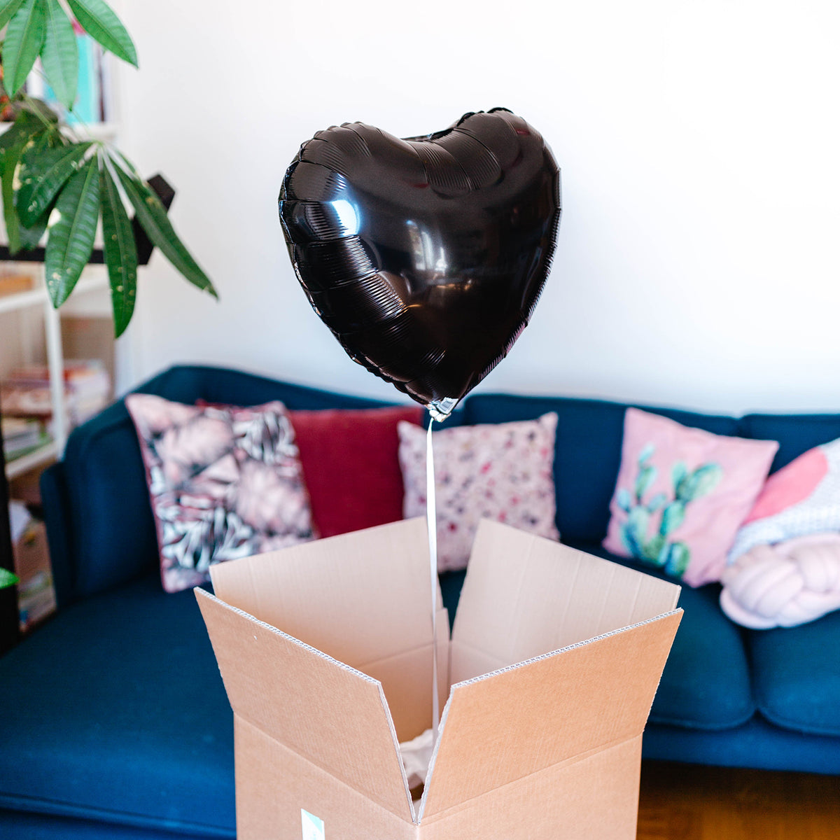 Ballon coeur noir dans une boîte élégante