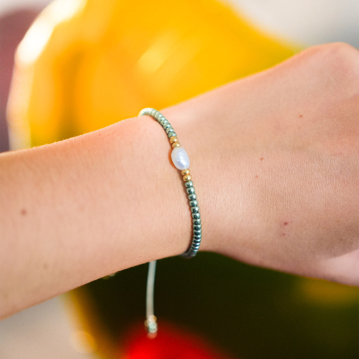Bracelet de perles avec reflets verts et perle d'eau douce