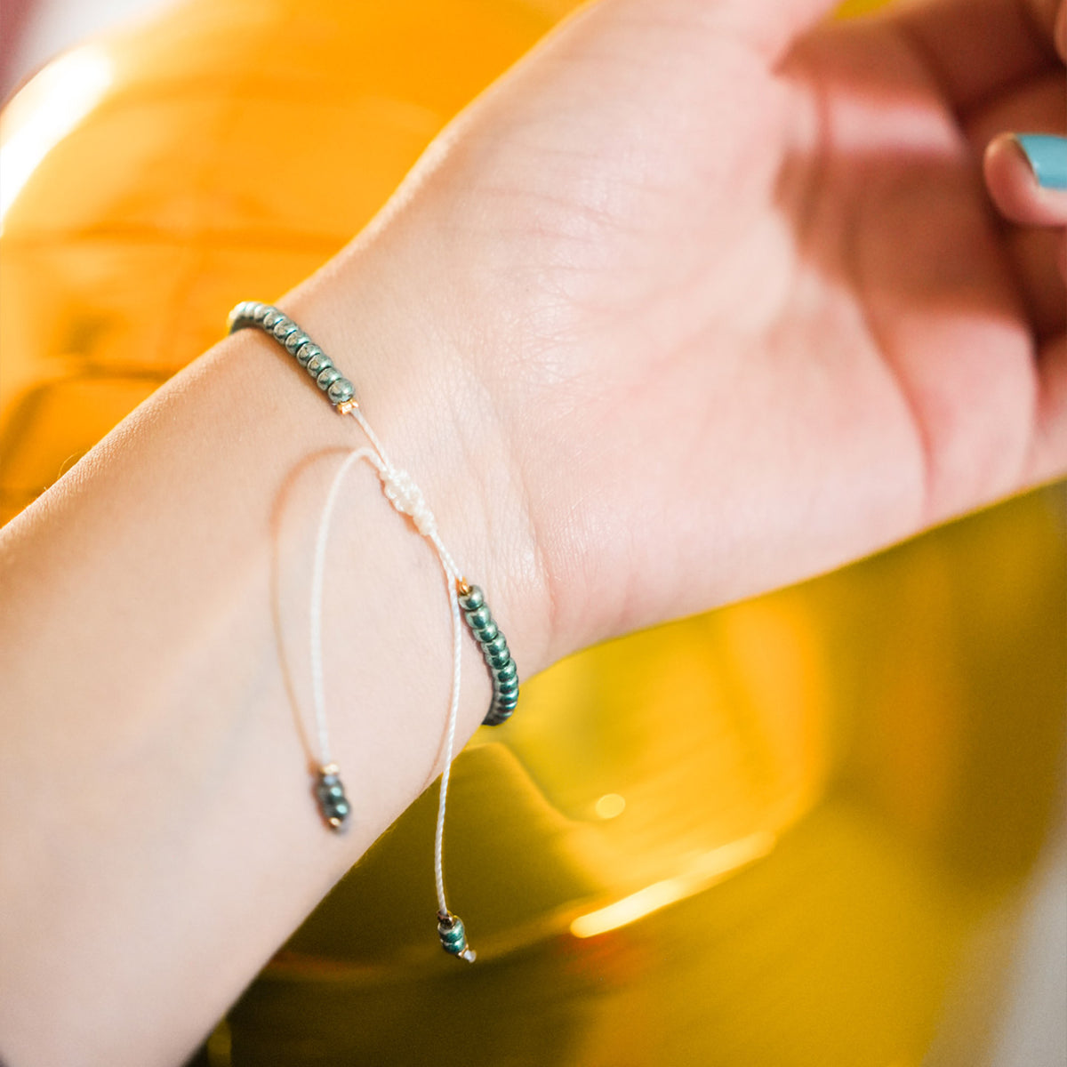 Bracelet de perles avec reflets verts et perle d'eau douce