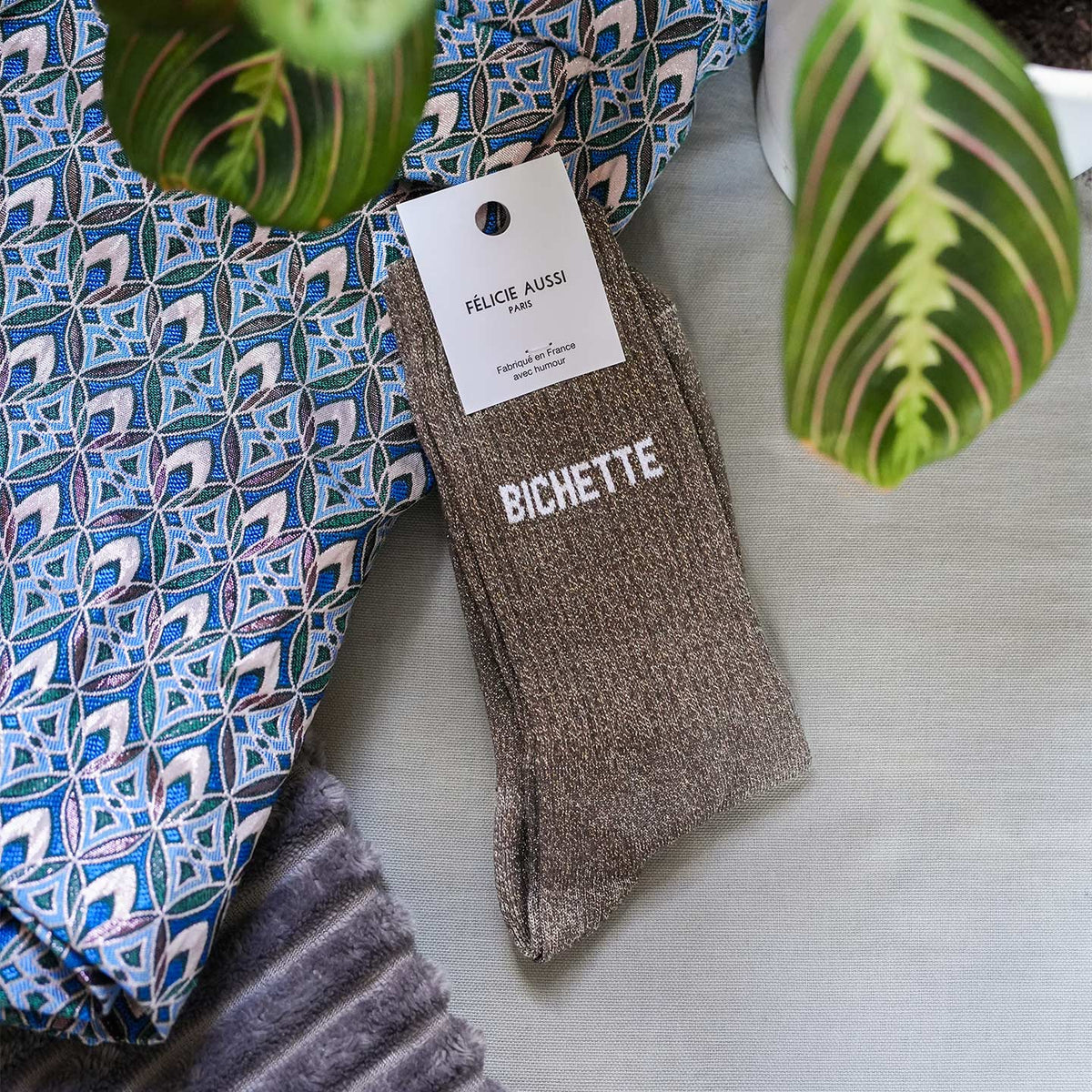 Chaussettes à paillettes avec inscription Bichette en gros plan.