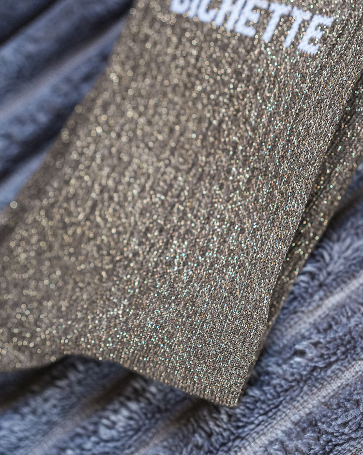 Chaussettes à paillettes avec inscription Bichette en gros plan.