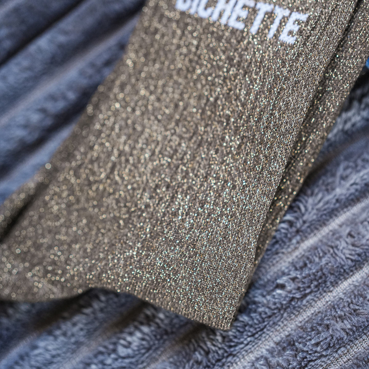 Chaussettes à paillettes avec inscription Bichette en gros plan.