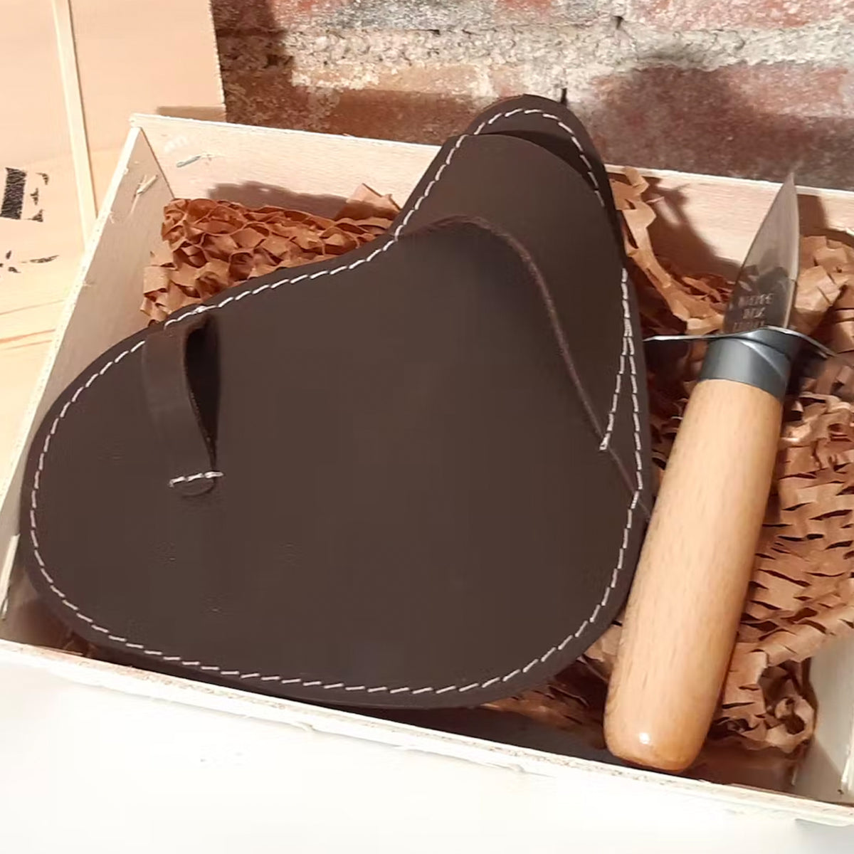 Coffret huîtrier en bois avec couteau en acier, angle latéral