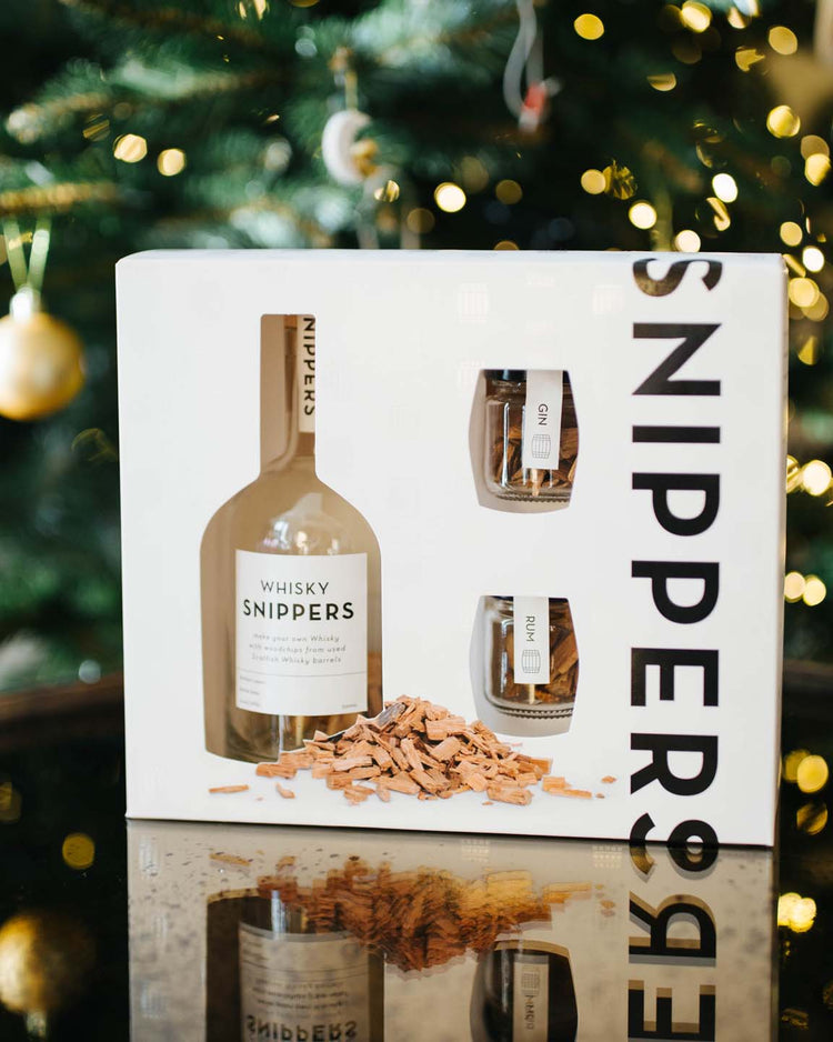 Coffret Snippers pour fabriquer son propre whisky, gin et rhum avec bouteille en verre et copeaux de bois.